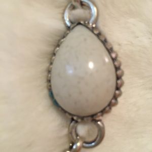 Chico’s White & Silver Necklace